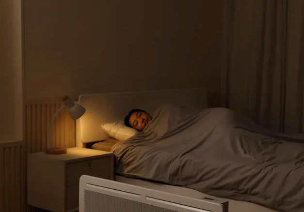 calefactor eléctrico portátil funcionando en un hogar durante el invierno