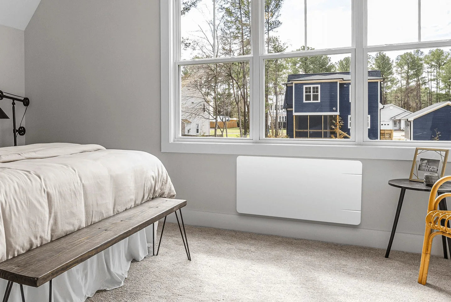 calefactor eléctrico funcionando en el hogar durante el invierno