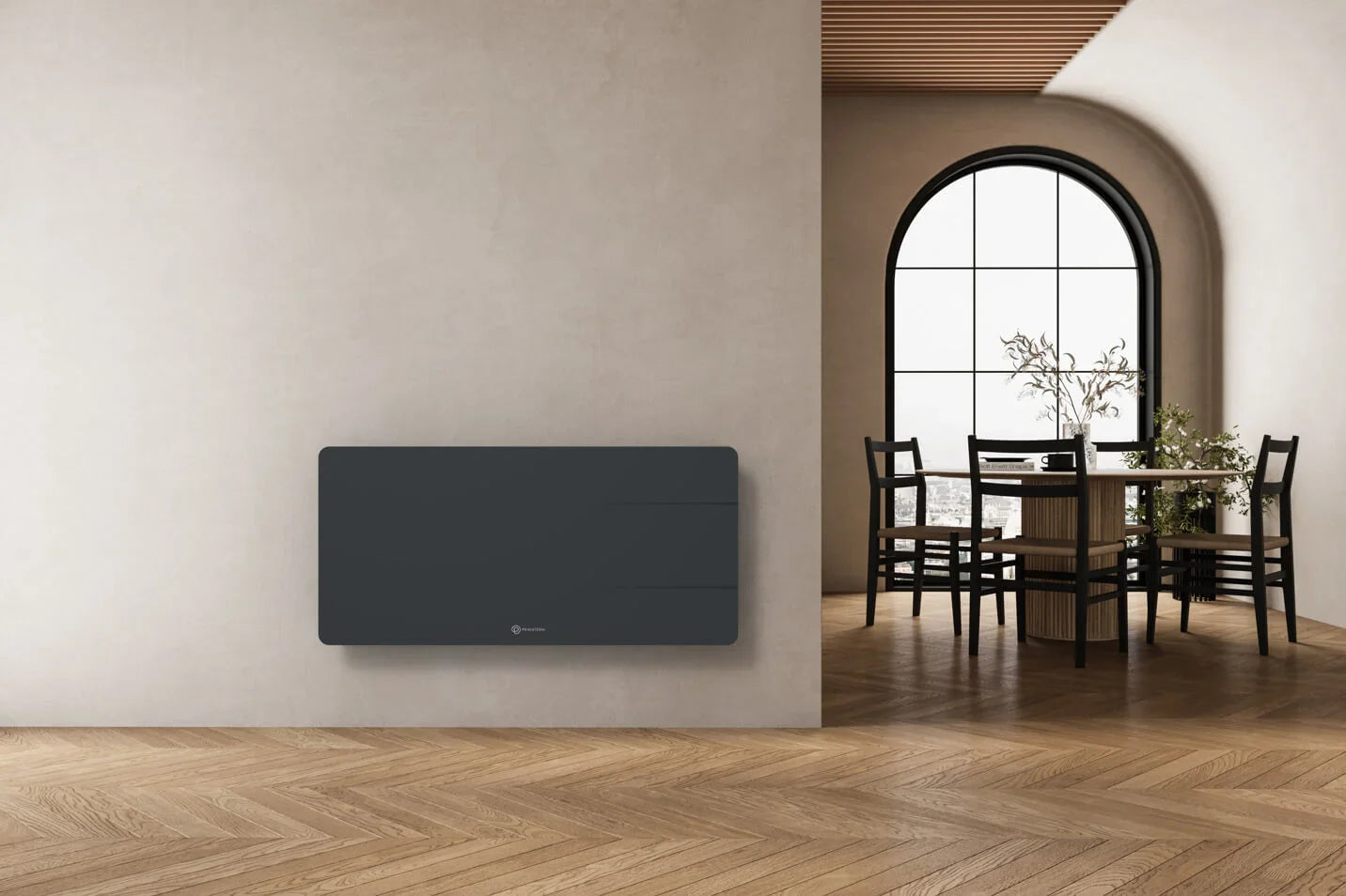 persona usando calefactor eléctrico de manera eficiente en un hogar