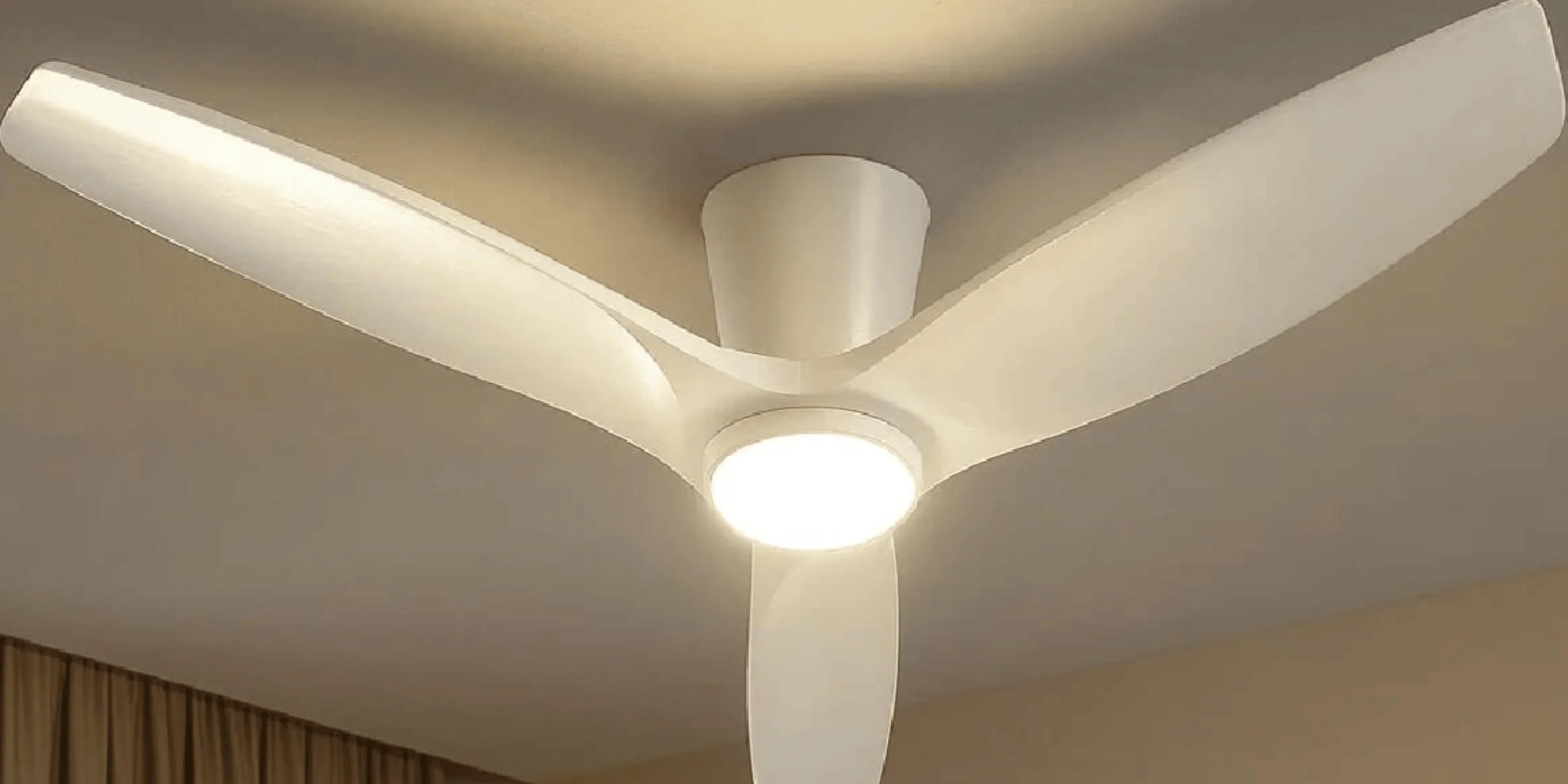 ventilador de techo con luz moderno instalado en living