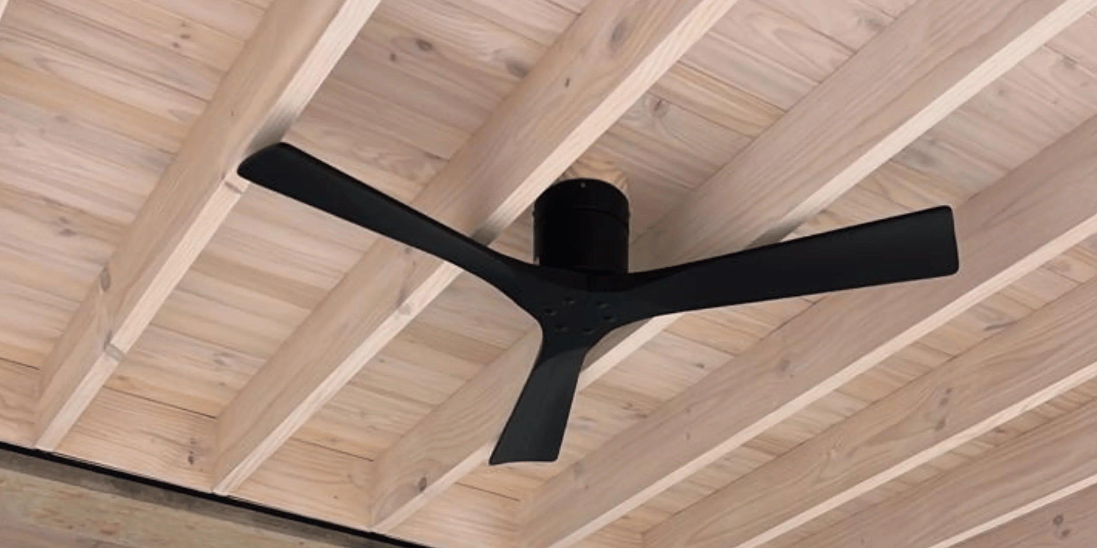 ventilador de techo exterior instalado en terraza techada moderna